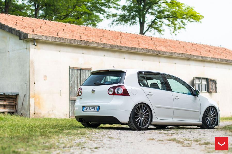  Volkswagen Golf GTI on Vossen Wheels (VFS2) 2017 года  (фото 10 из 28)
